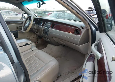 2003 Lincoln Town Car Executive z USA, uszkodzony, nr VIN 1LNHM81W93Y695525